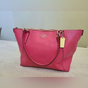 COACH Large carryall tote bag in pink!